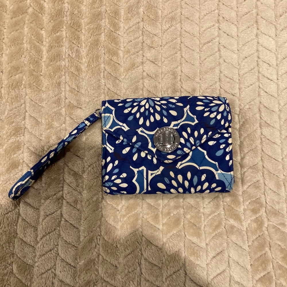 VERA BRADLEY wristlet. Good condition.